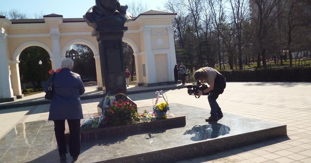 Возложение цветов под памятником Шевченко в Крыму / © facebook.com/alena.popova