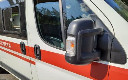 На Львовщине автобус с пассажирами врезался в взлетевшую в кювет фуру: пострадало 7 человек