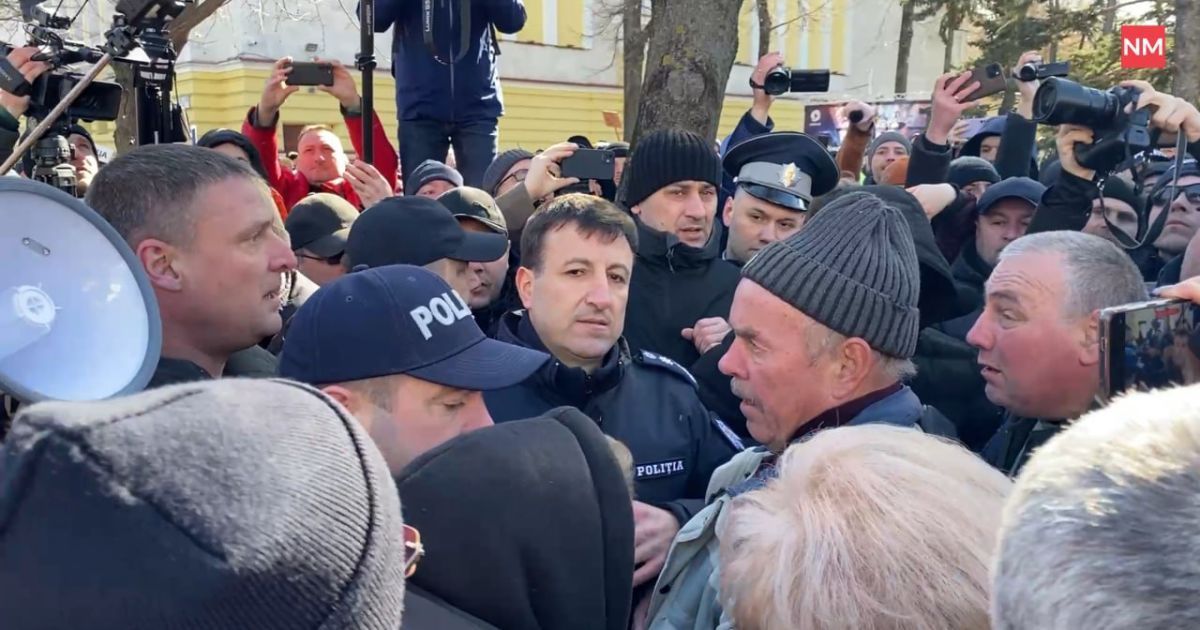 В Молдове пророссийские силы устроили акцию: известно о первых задержаниях и стычках (фото)
