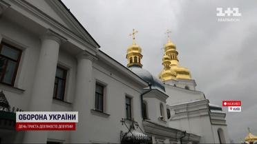 З речами на вихід: духівництво МП виїздить із Лаври після перевірки копами