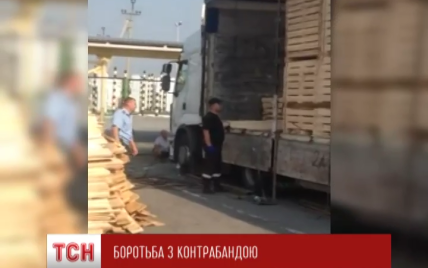 На Закарпатье задержали грузовик с контрабандой: сигаретами мастерски "начинили" доски