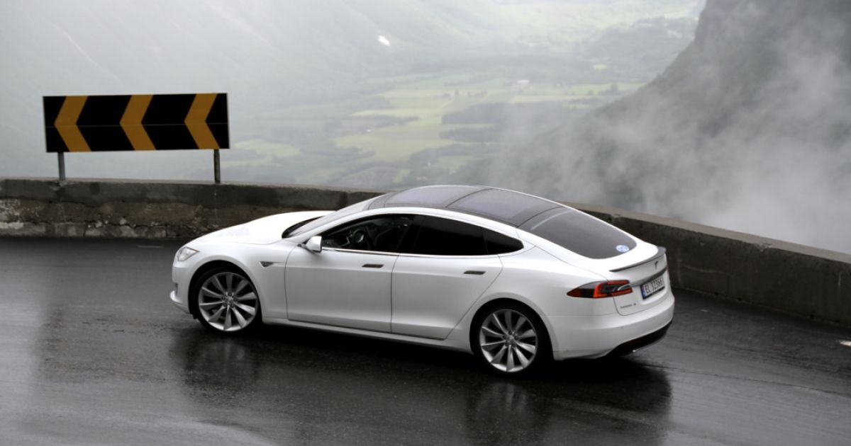Американец на Tesla Model S проехал 800 км без подзарядки