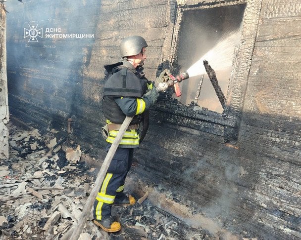 Наслідки атаки на Житомирську область 17 квітня. / © прес-служба ДСНС у Житомирській області