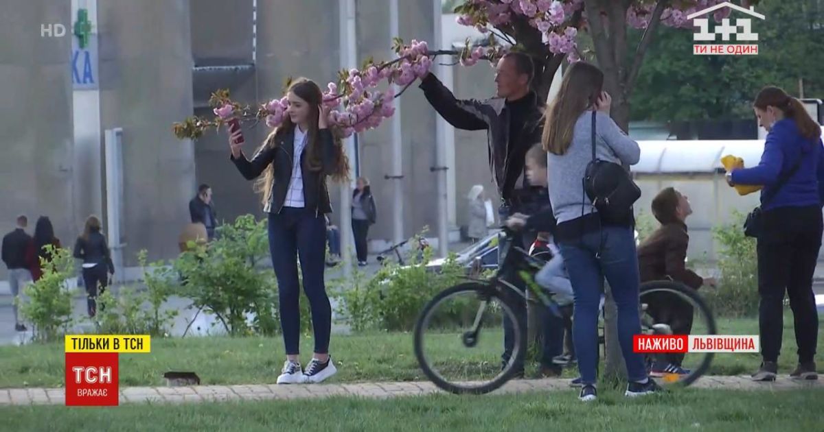 Попри карантин, львів'яни без масок масово гуляють у скверах і парках