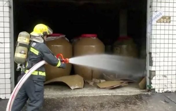 Під час землетрусу в Китаї стався витік 150 тонн алкоголю. Фото: twitter.com/AndyVermaut