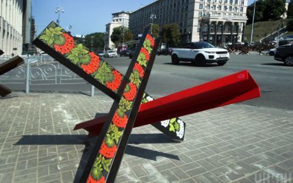 В Киеве художница украшает противотанковые ежи петриковской росписью