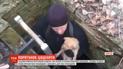 Винницкие чрезвычайники достали из канализационного колодца щенка
