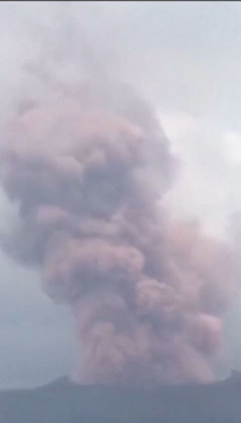 Найактивніший на планеті вулкан Кілауеа пихкає рожевим димом та лякає місцевих