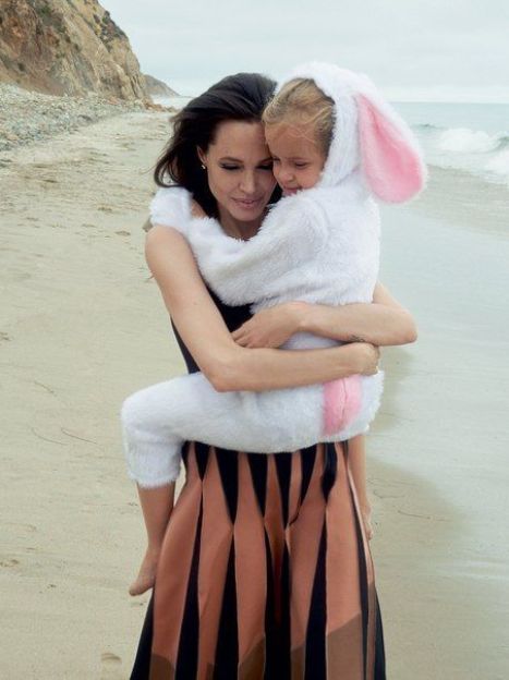 Анджелина Джоли в семейной фотосессии для журнала Vogue / © 