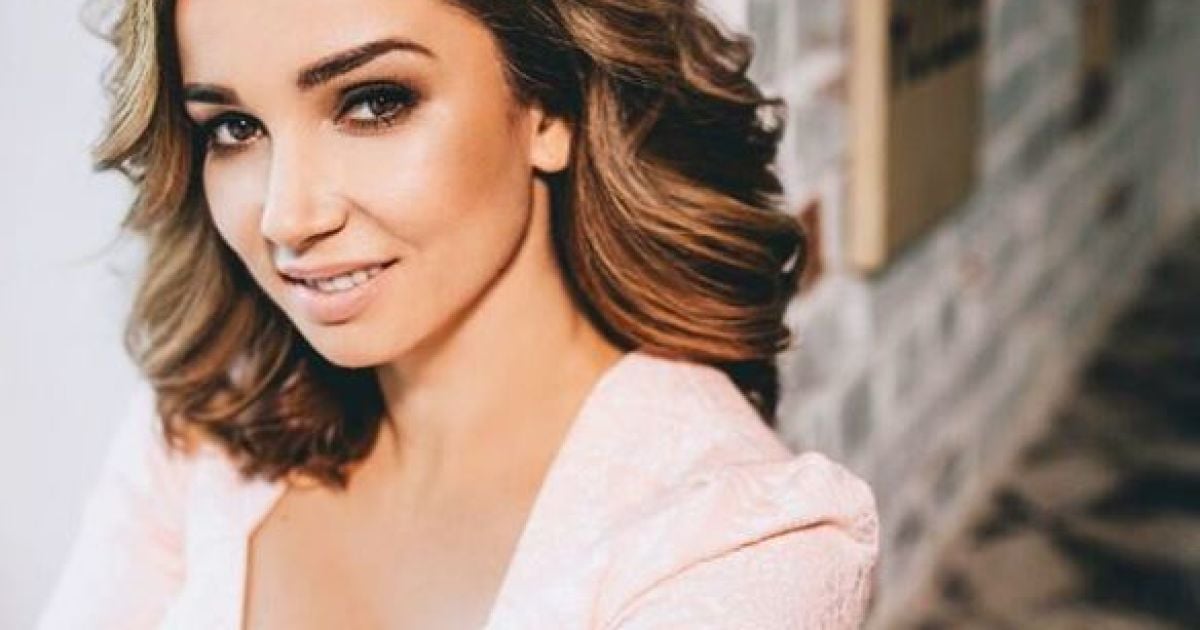 Чехова без макияжа усердно потеет в спортзале под руководством тренера