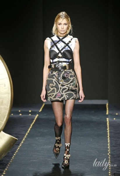 Коллекция Versace прет-а-порте сезона осень-зима 2019-2020 / © East News