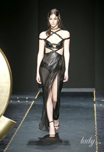 Коллекция Versace прет-а-порте сезона осень-зима 2019-2020 / © East News