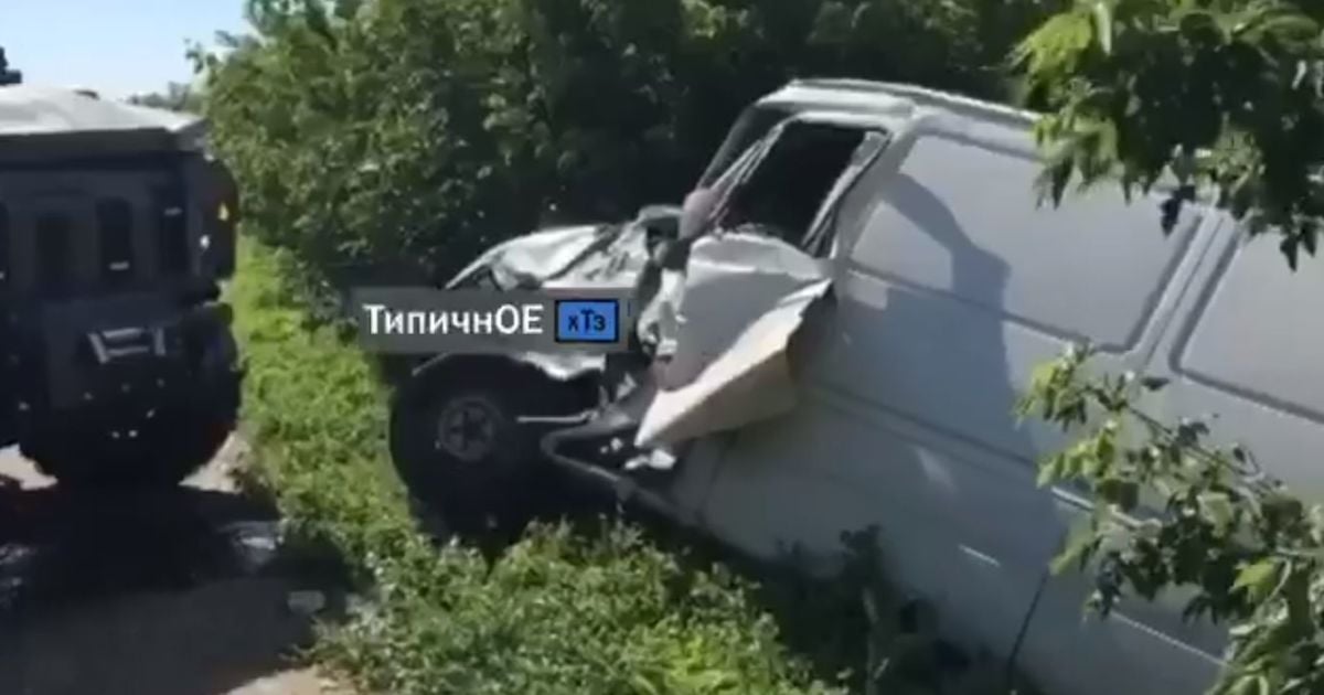 Під Харковом зіткнулися військовий автомобіль та мікроавтобус, який від удару відкинуло у кущі