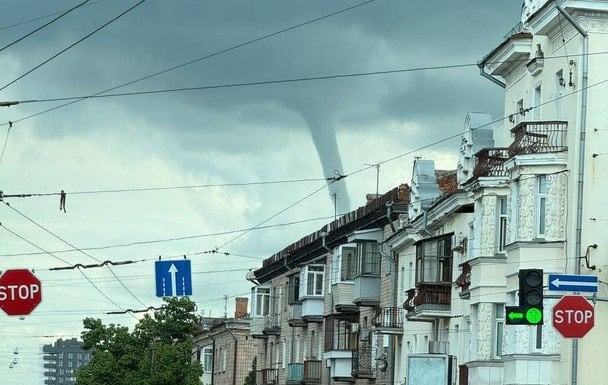 В небе над Черниговом появился гигантский смерч: видео