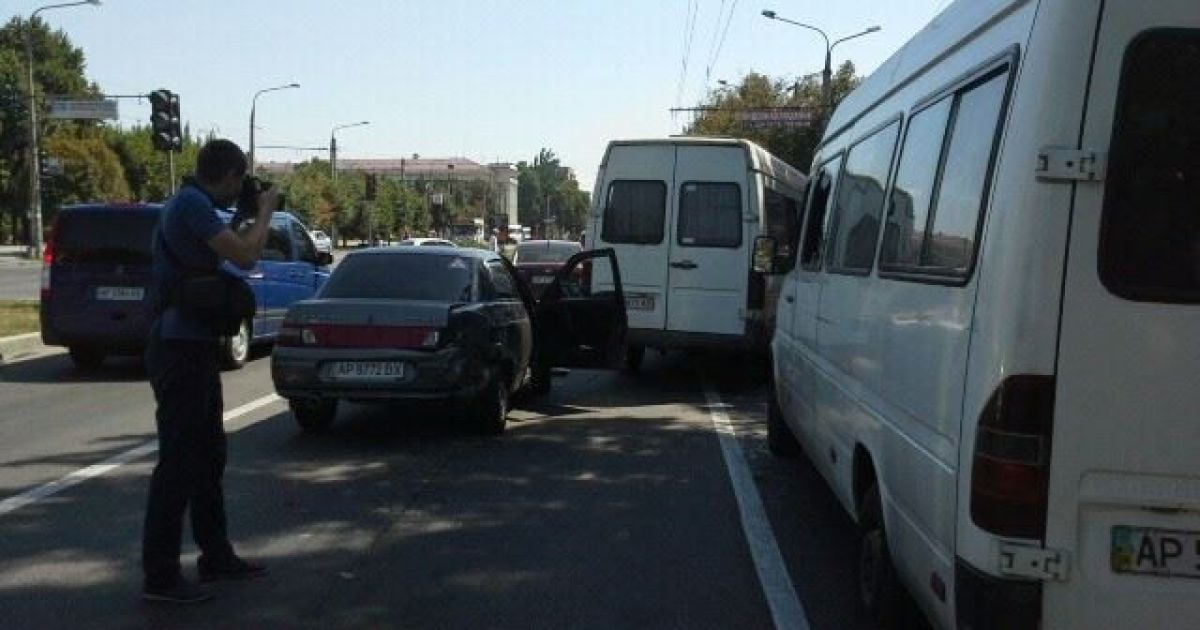 В центре Запорожья произошло ДТП с участием двух авто и трех маршруток