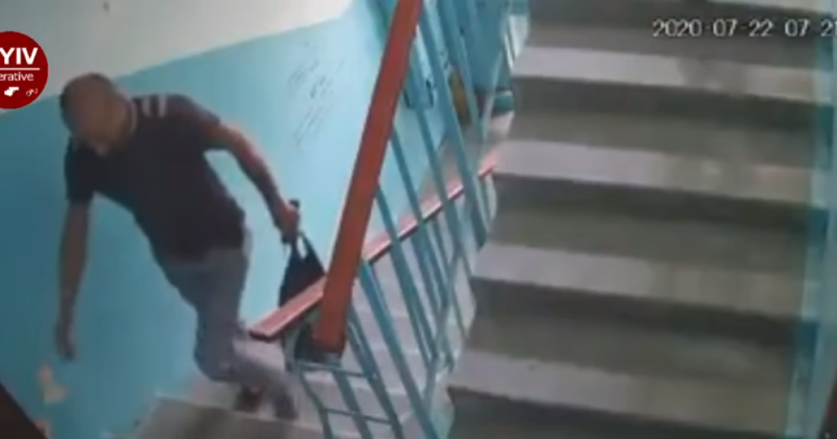 В Киеве мужчины, которые делали ремонт, обокрали квартиру: появилось видео