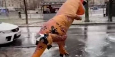 Слизькі танці: у Києві динозавр катався на ковзанах (відео)