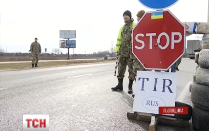 Активисты на Буковине подкармливают водителей заблокированных фур