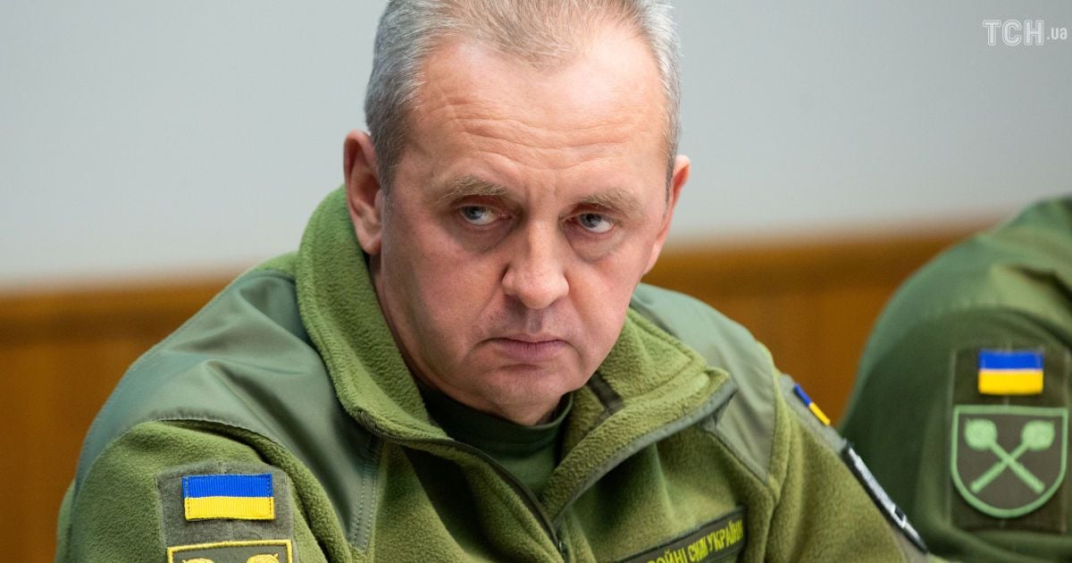 Президент звільнив із військової служби Муженка