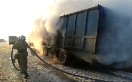 В Херсонской области грузовик загорелся во время движения