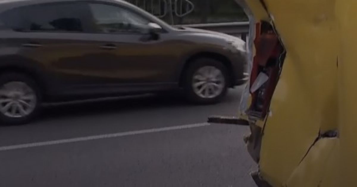 В Киеве столкнулись легковушка и две маршрутки, есть пострадавшие