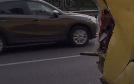 В Киеве столкнулись легковушка и две маршрутки, есть пострадавшие