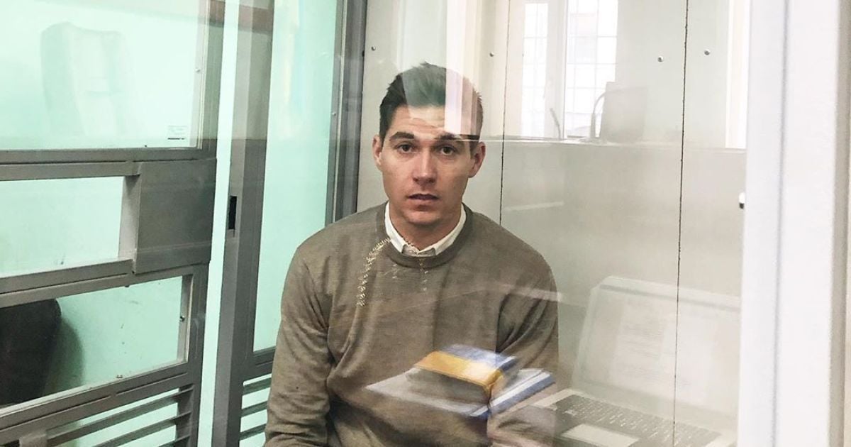 Владимир Остапчук показал фото из Подольского суда, где разводится с женой