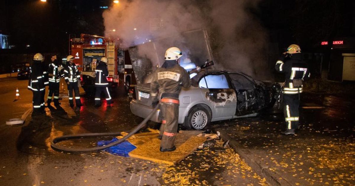 В Киеве произошло три серьезные автопожары за сутки. Что сгорело