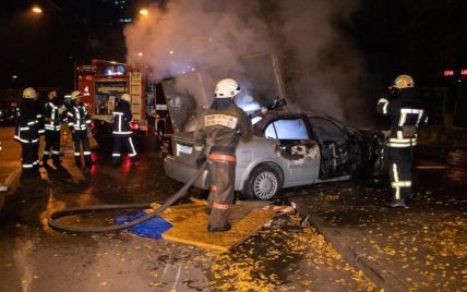 В Киеве произошло три серьезные автопожары за сутки. Что сгорело