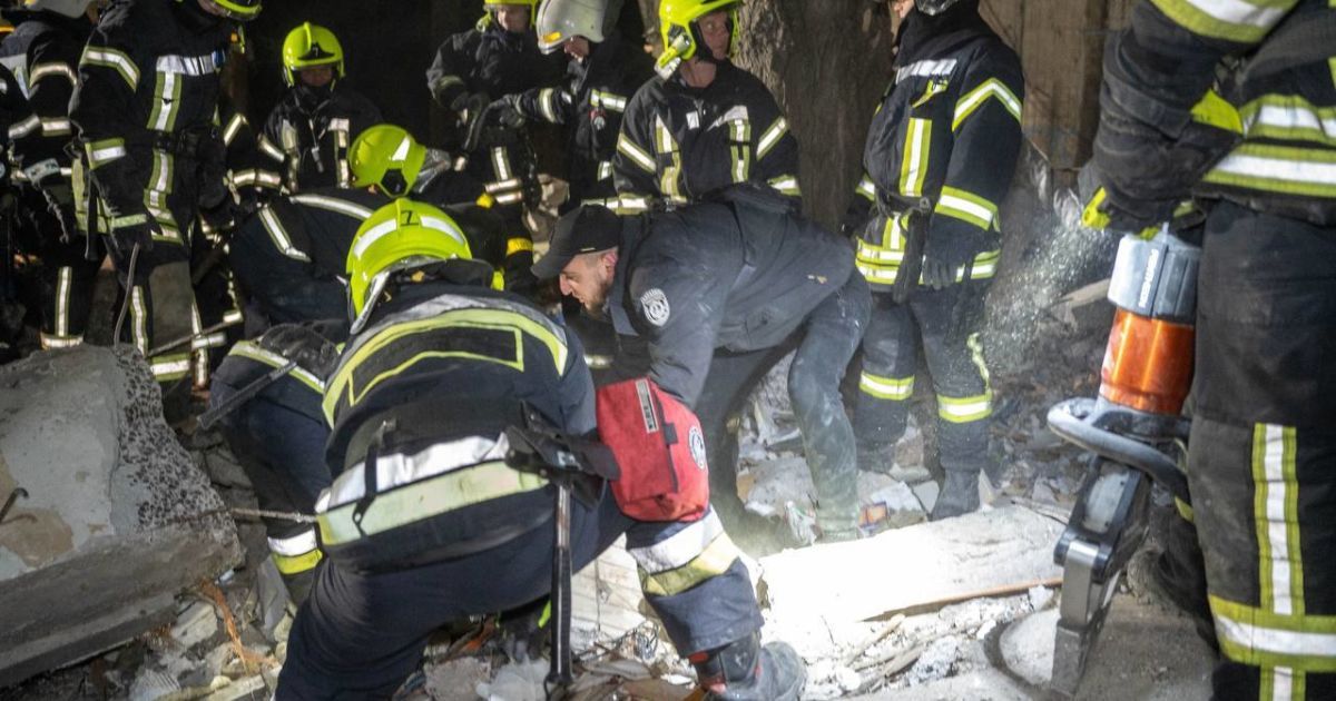 Рятувальники на місці удару дроном по будинку в Одесі
