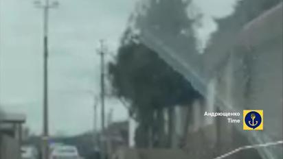 В Мариуполе сняли на видео, как сбитый истребитель РФ дрейфует в море