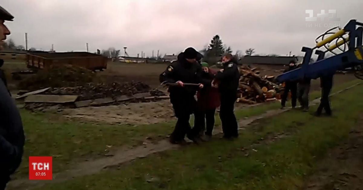 С вилами и бревном селянка прогоняла полицейских с поля на Ровенщине