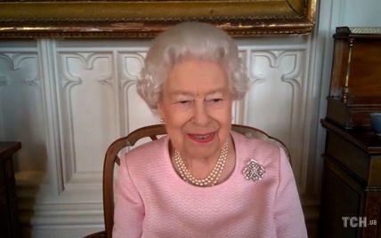 У рожевій сукні і з діамантовою брошкою: королева Єлизавета II постала на публіці в новому аутфіті