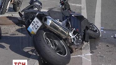 У Києві мотоцикліст спричинив подвійну аварію та втік