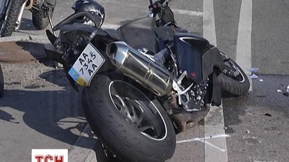 У Києві мотоцикліст спричинив подвійну аварію та втік