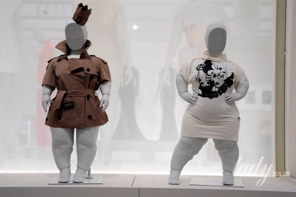 Дизайн Burberry (слева) и Vivienne Westwood представлен на манекенах Шинейд Берк в разделе «Тело человека с инвалидностью» / © Associated Press