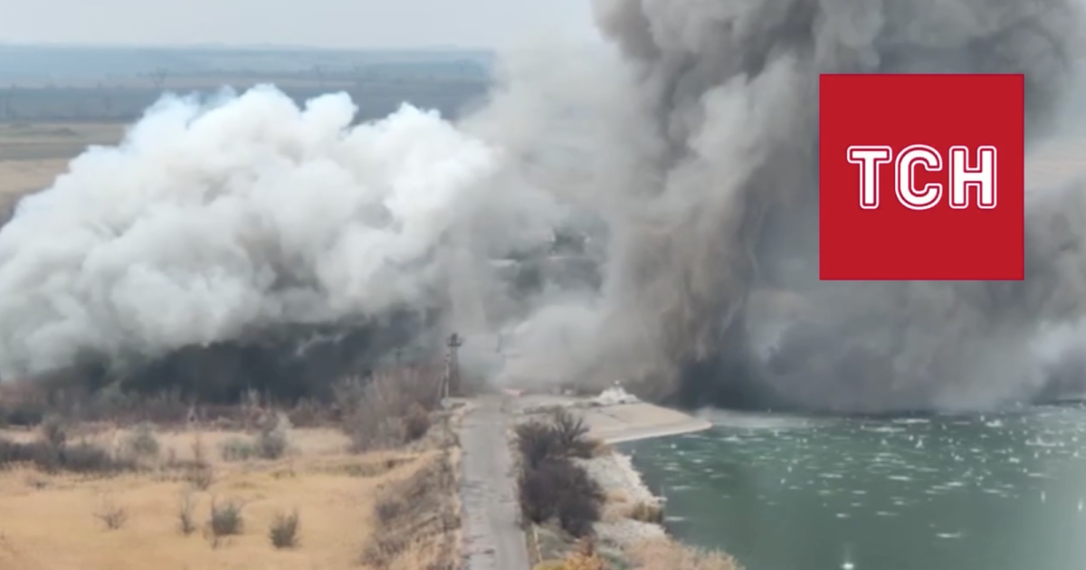 Момент подрыва дамбы Кураховского водохранилища/Скриншот с видео