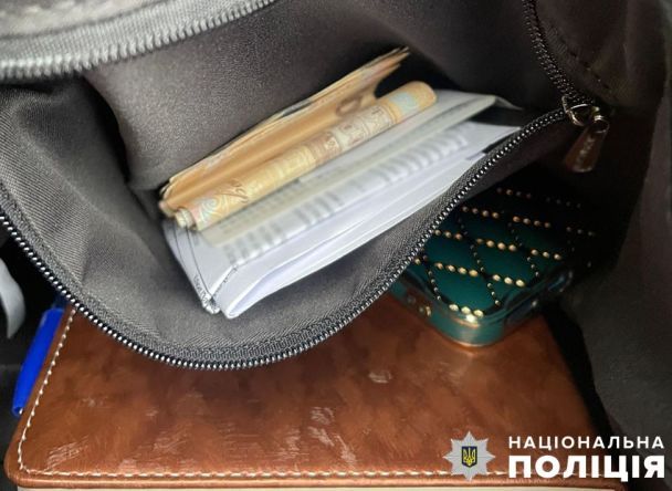 Двое фигурантов отвлекали хозяина, а их сообщница быстро обыскивала комнаты и похищала сбережения пострадавших / Фото: Полиция Киева/Facebook