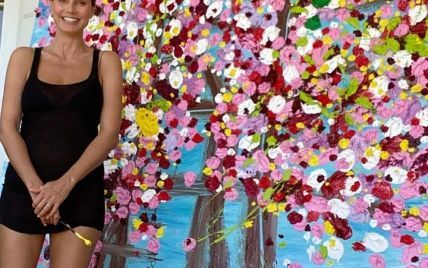 47-летняя Хайди Клум в бикини занялась искусством