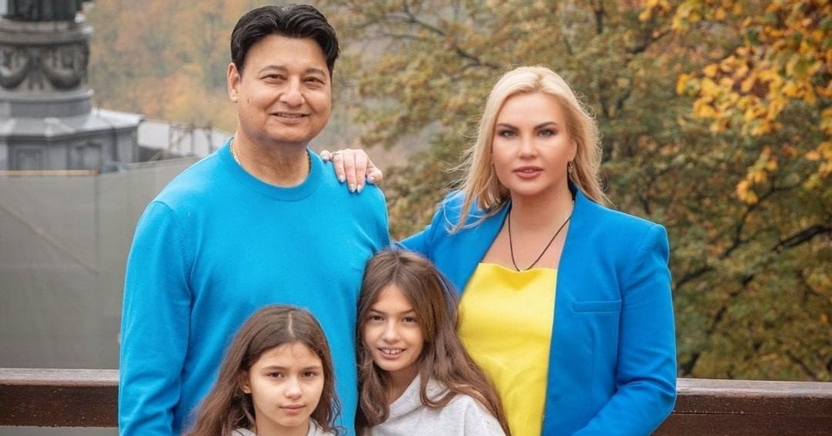 Камалія з чоловіком та доньками