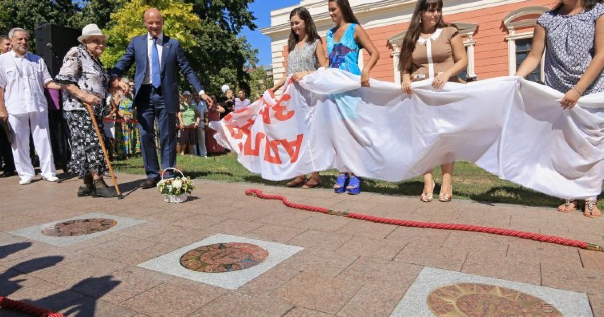 Мэр Одессы Геннадий Труханов и внучатая племянница Леонида Утесова во время открытия звезды имени Утесова на Аллее Звезд Одессы. В этот день городу исполнился 221 год / © УНИАН