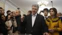 "Не смешно". Порошенко без галстука проголосовал с семьей в Киеве