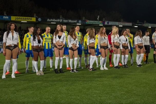 Акція у чемпіонаті Нідерландів до Дня закоханих / © rkcwaalwijk.nl