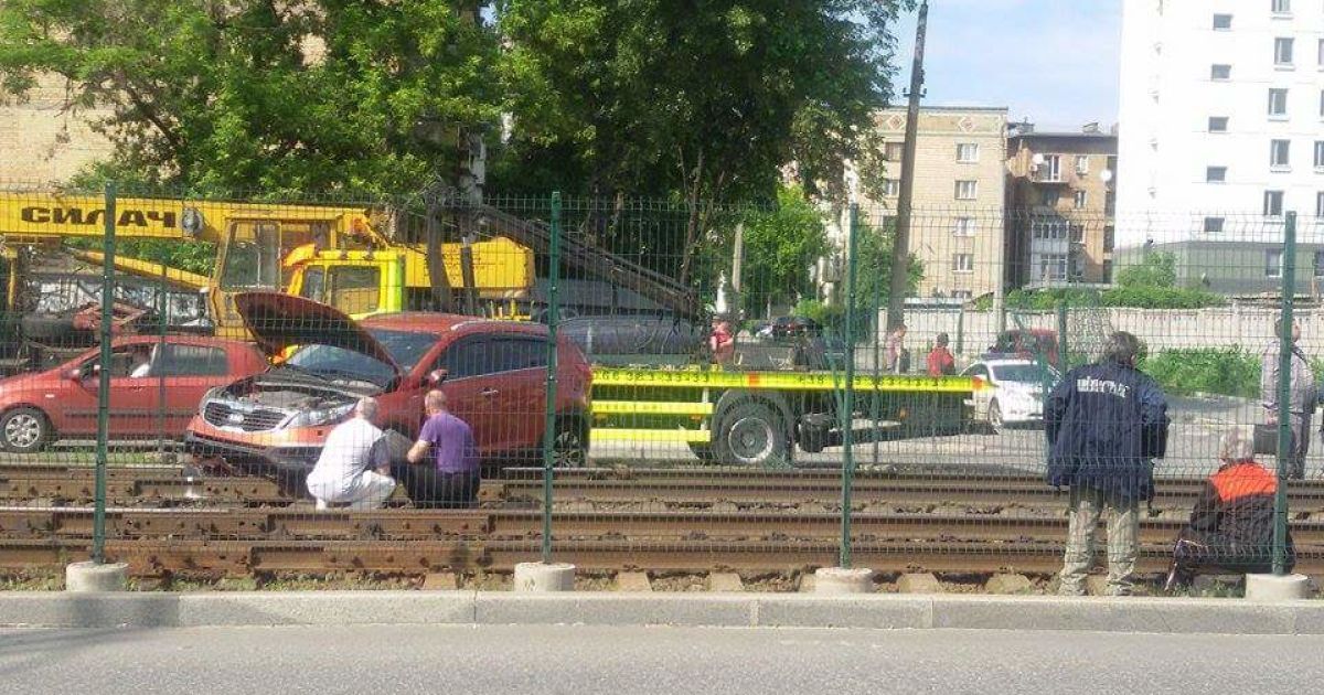 ДТП у Києві, авто вилетіло на колію швидкісного травмаю_2 / © ТСН.ua