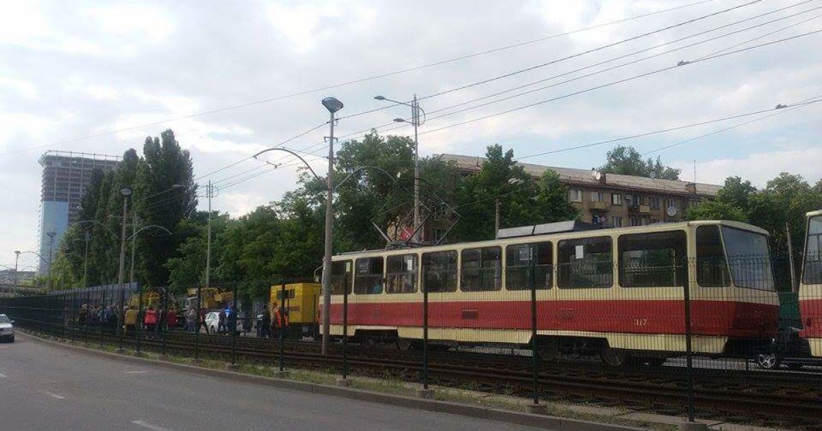 ДТП у Києві, авто вилетіло на колію швидкісного травмаю_8 / © ТСН.ua