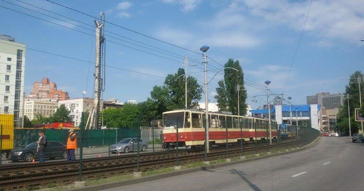 ДТП у Києві, авто вилетіло на колію швидкісного травмаю_6 / © ТСН.ua