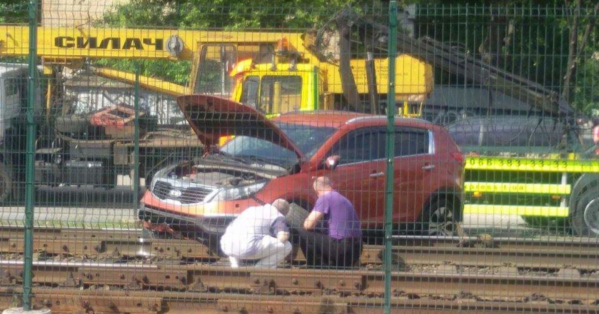ДТП у Києві, авто вилетіло на колію швидкісного травмаю_4 / © ТСН.ua