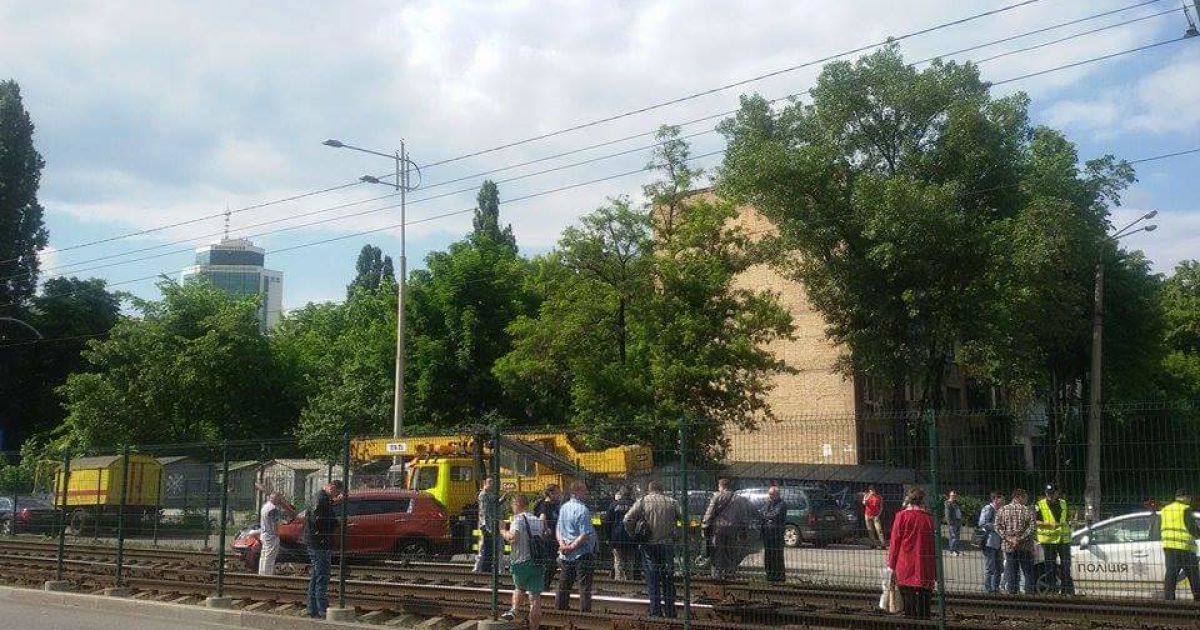ДТП у Києві, авто вилетіло на колію швидкісного травмаю_7 / © ТСН.ua