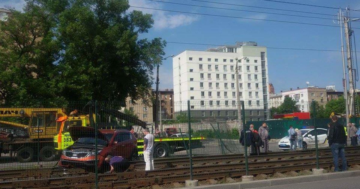 ДТП у Києві, авто вилетіло на колію швидкісного травмаю_5 / © ТСН.ua