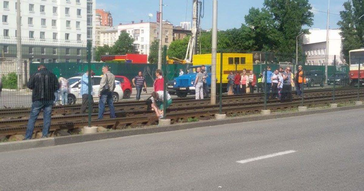 ДТП у Києві, авто вилетіло на колію швидкісного травмаю_1 / © ТСН.ua